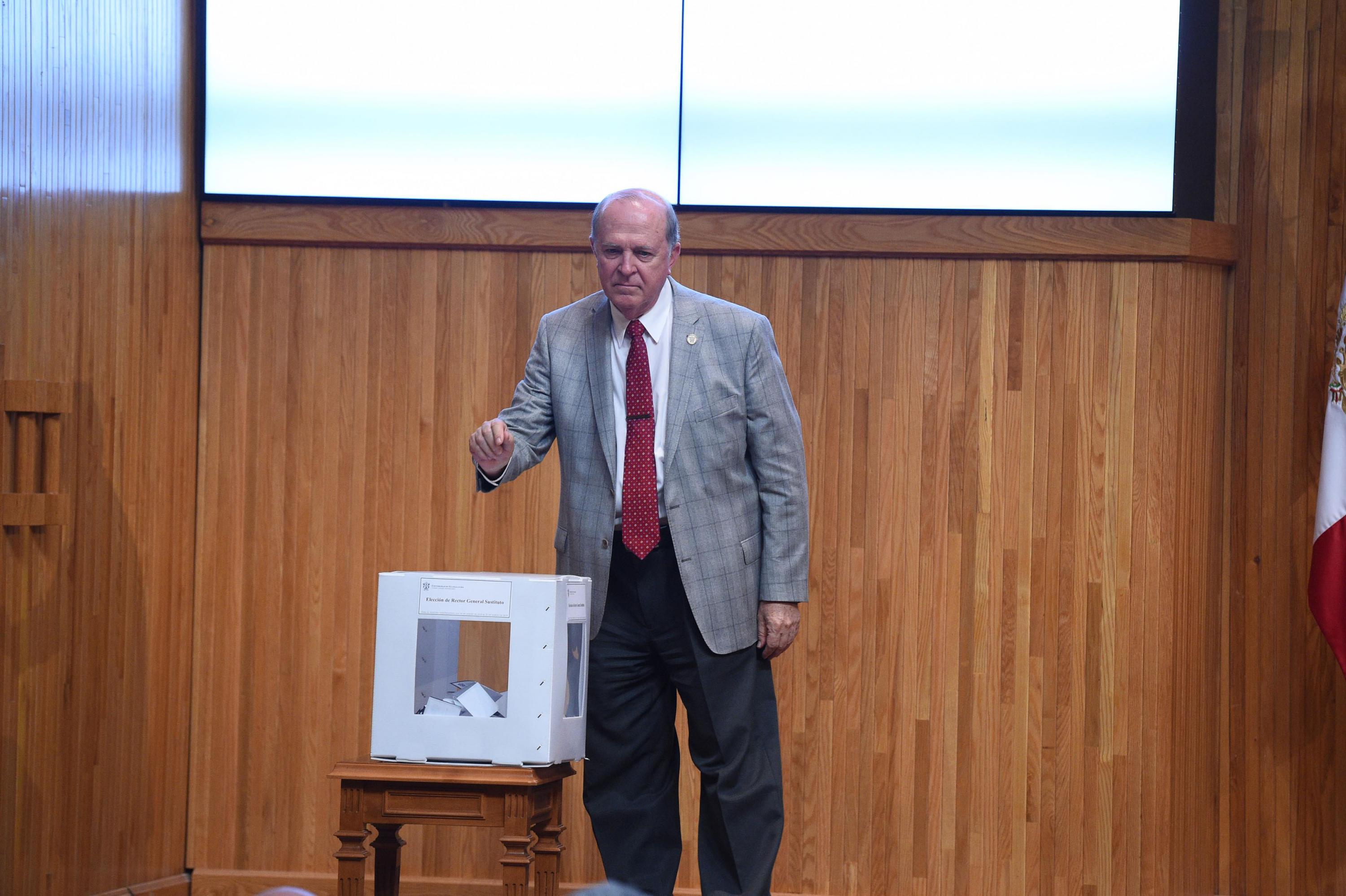 Dr. Miguel Ángel Navarro emite su voto