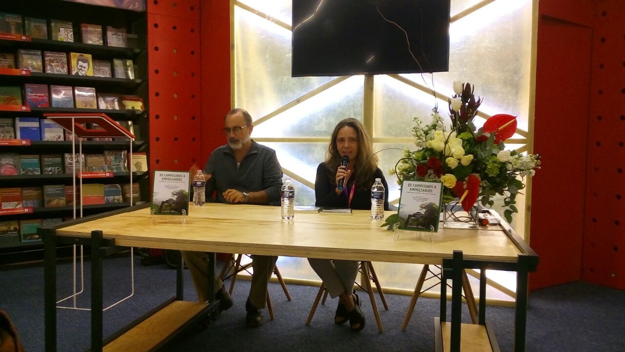 Presentación del libro "De campesinos a empresarios" en la FIL Guadalajara