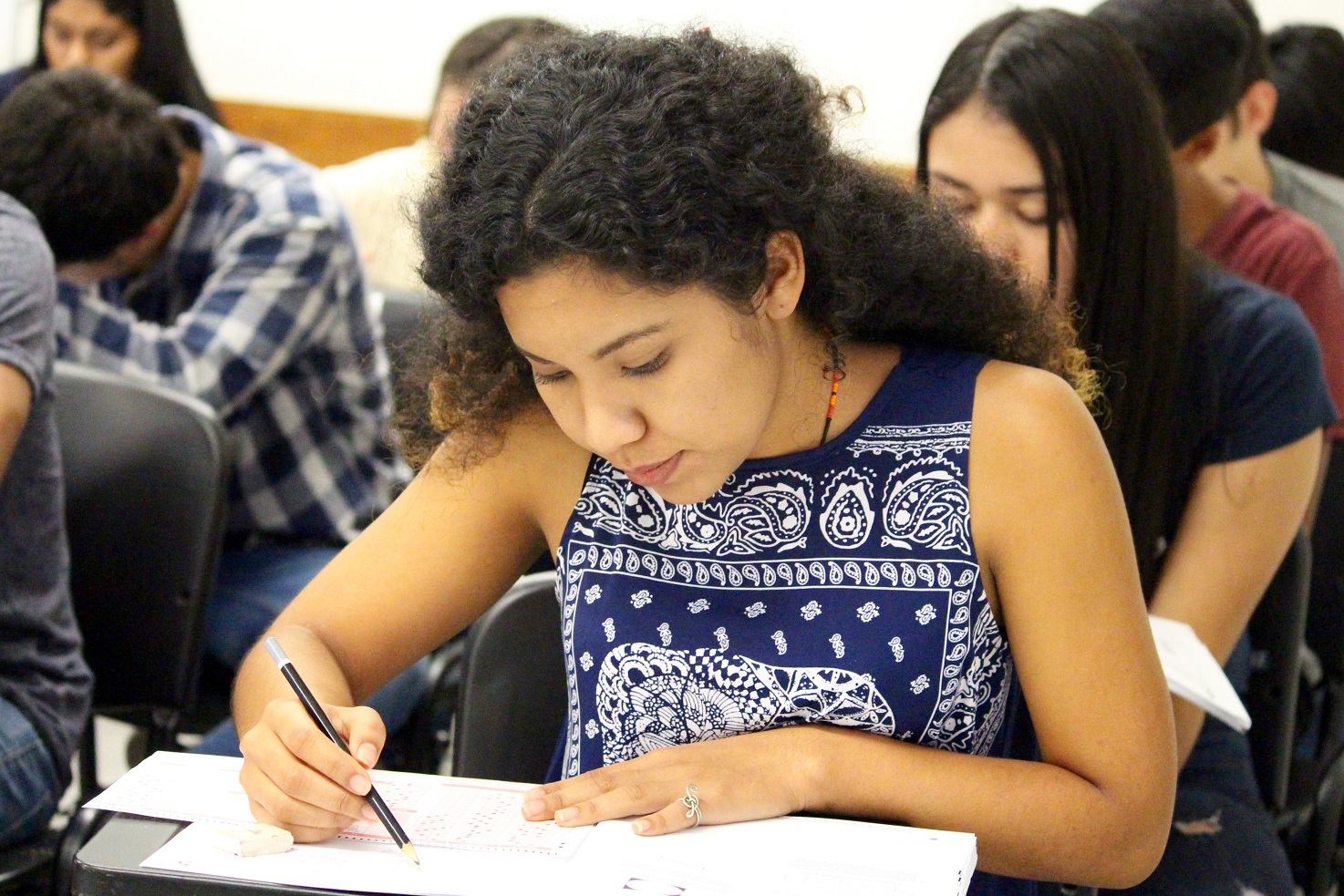 Aspirante de primer ingreso realizando la Prueba de Aptitud Académica