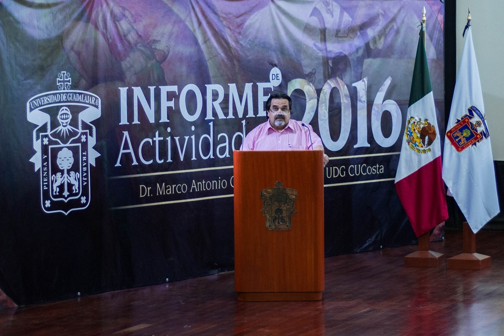 El Rector del CUCosta, Dr. Marco Antonio Cortés Guardado brindó mensaje de bienvenida a nuevos estudiantes