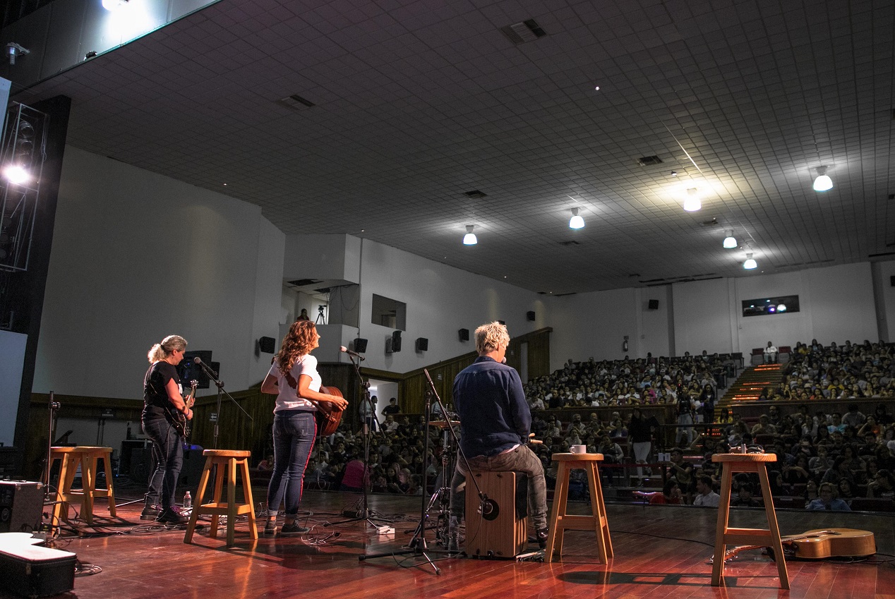 El auditorio "Juan Luis Cifuentes Lemus" del CUCosta registró lleno total