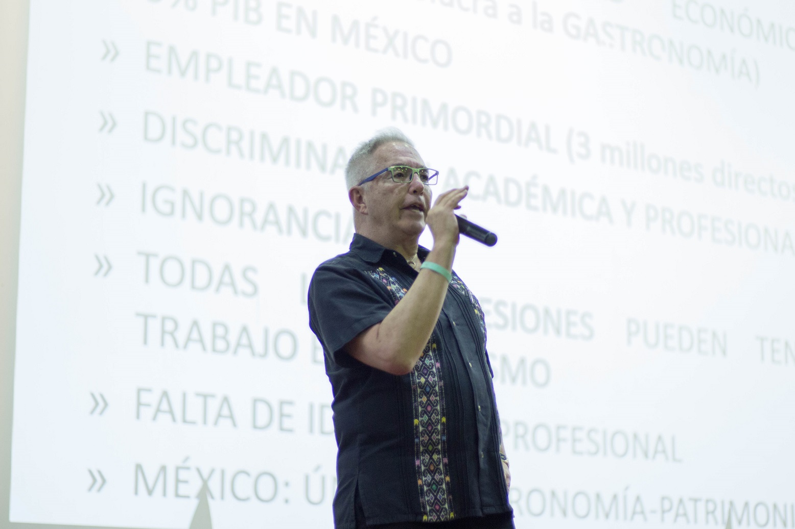 Mtro. Rafael Gutiérrez dictó la conferencia: "Estudiar turismo en una carrera acreditada, la neta ¿sirve?"