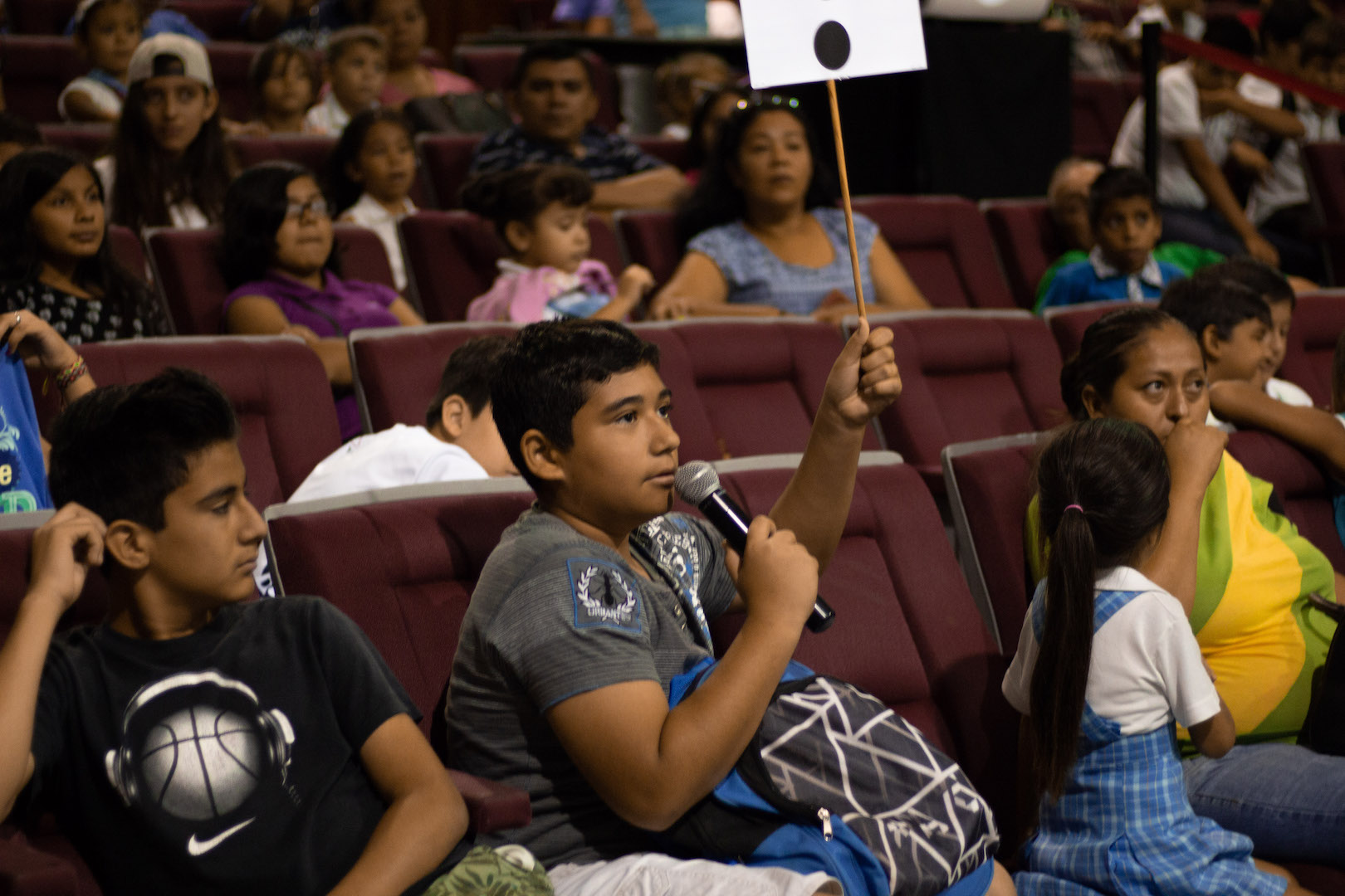Las conferencias de divulgación científica atraen principalmente a niños y jóvenes de Puerto Vallarta