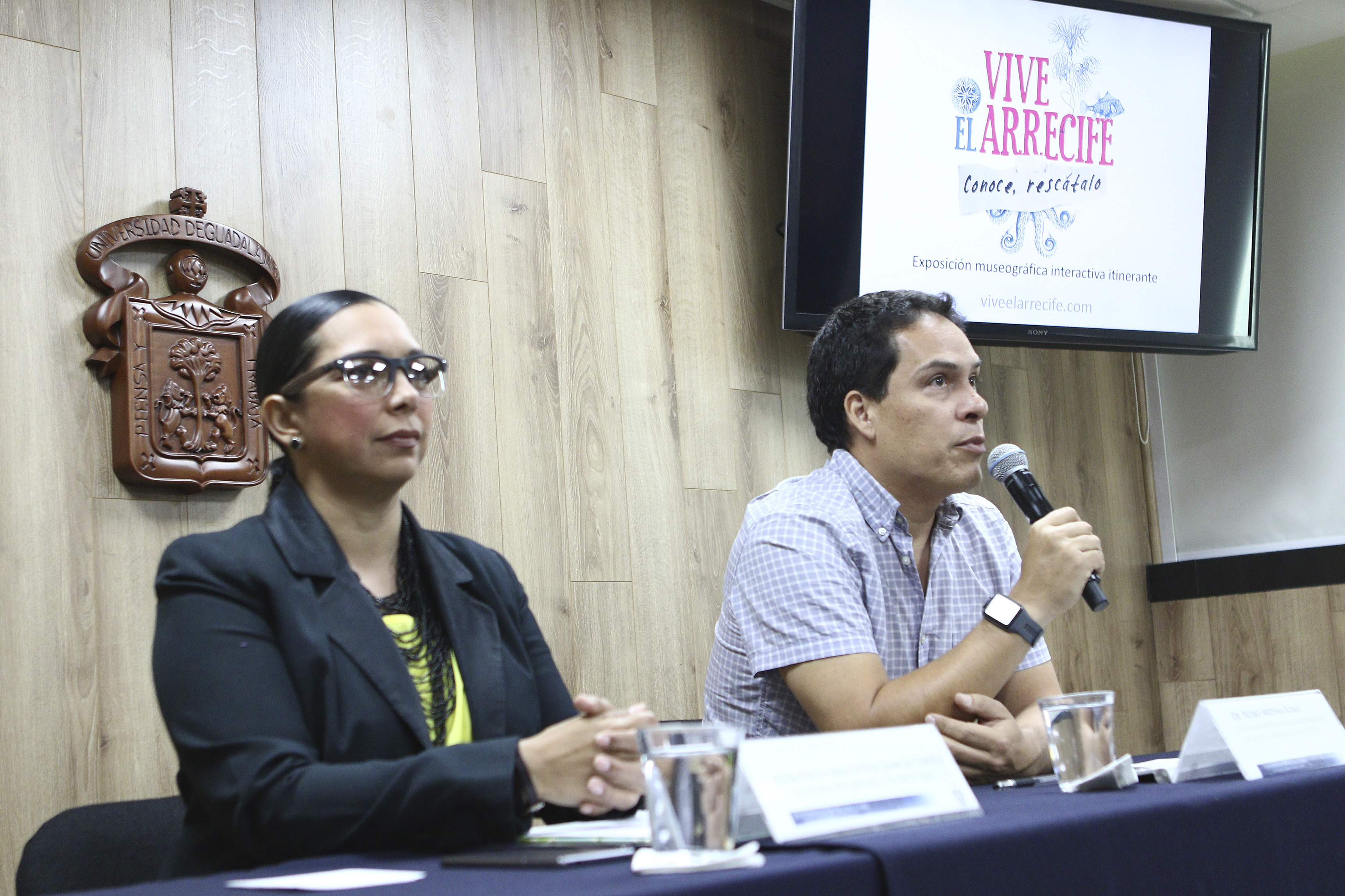 Ana Estela García Cortés, Directora del Museo Trompo Mágico; y Pedro Medina Rosas, profesor investigador del CUCosta