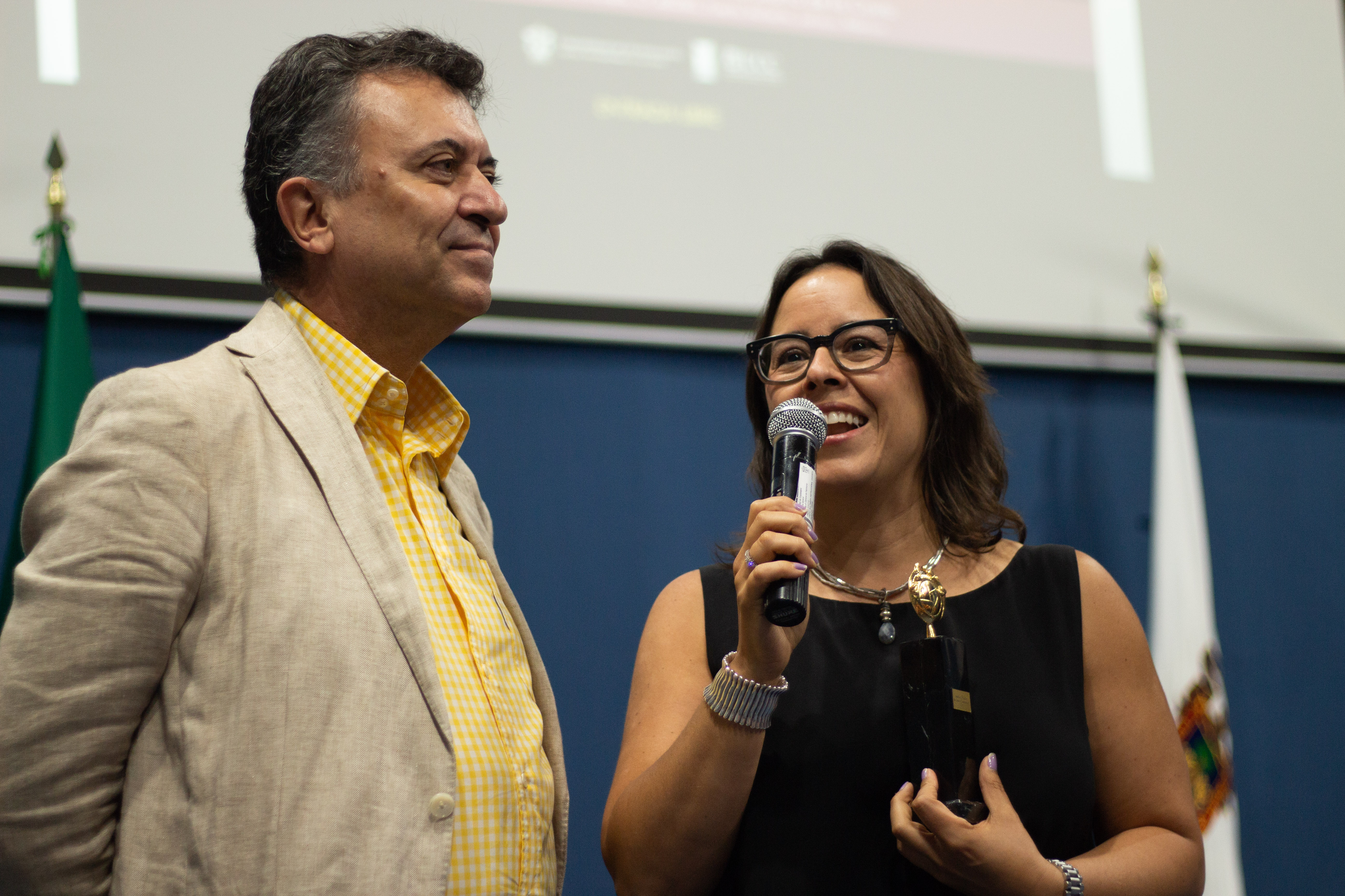 La cineasta agradeció a la UdeG y a Puerto Vallarta por la distinción con la presea "La Iguana de Oro"