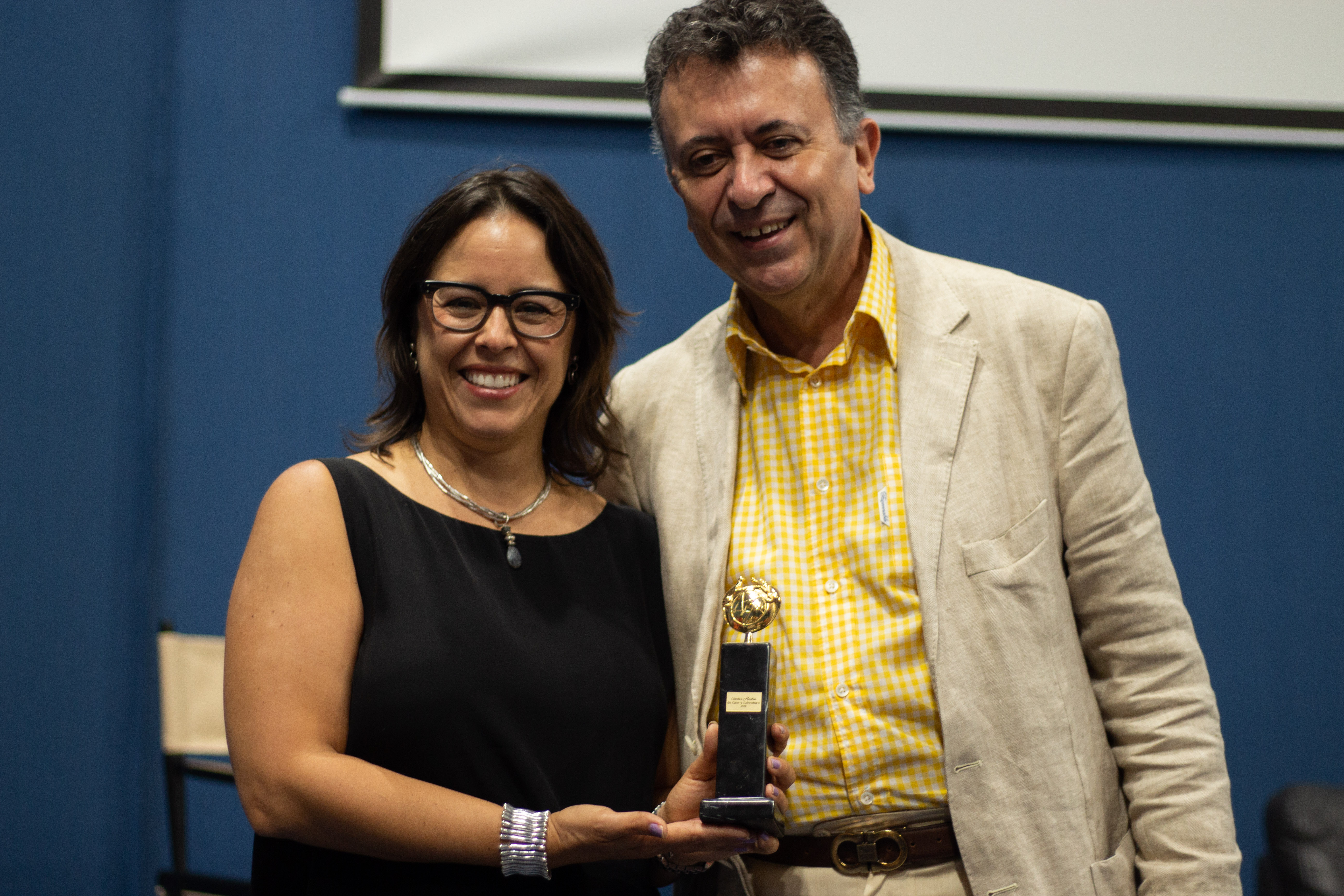 Patricia Riggen recibió "La Iguana de Oro" del cónsul de México en Los Ángeles, Dr. Carlos García de Alba