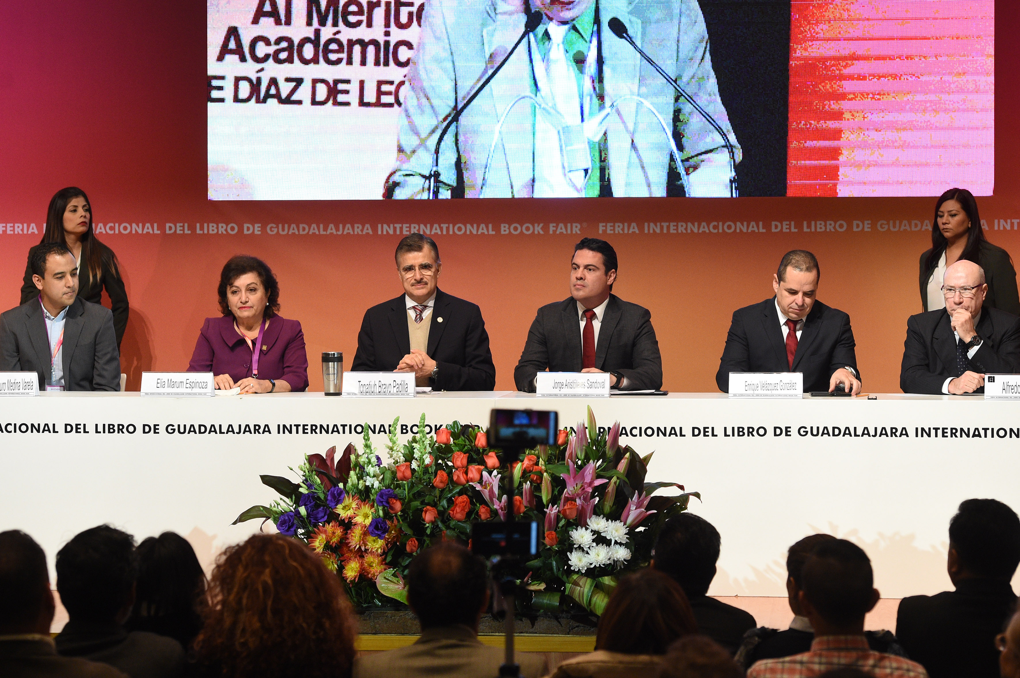 El presidium fue encabezado por autoridades universitarias y estatales