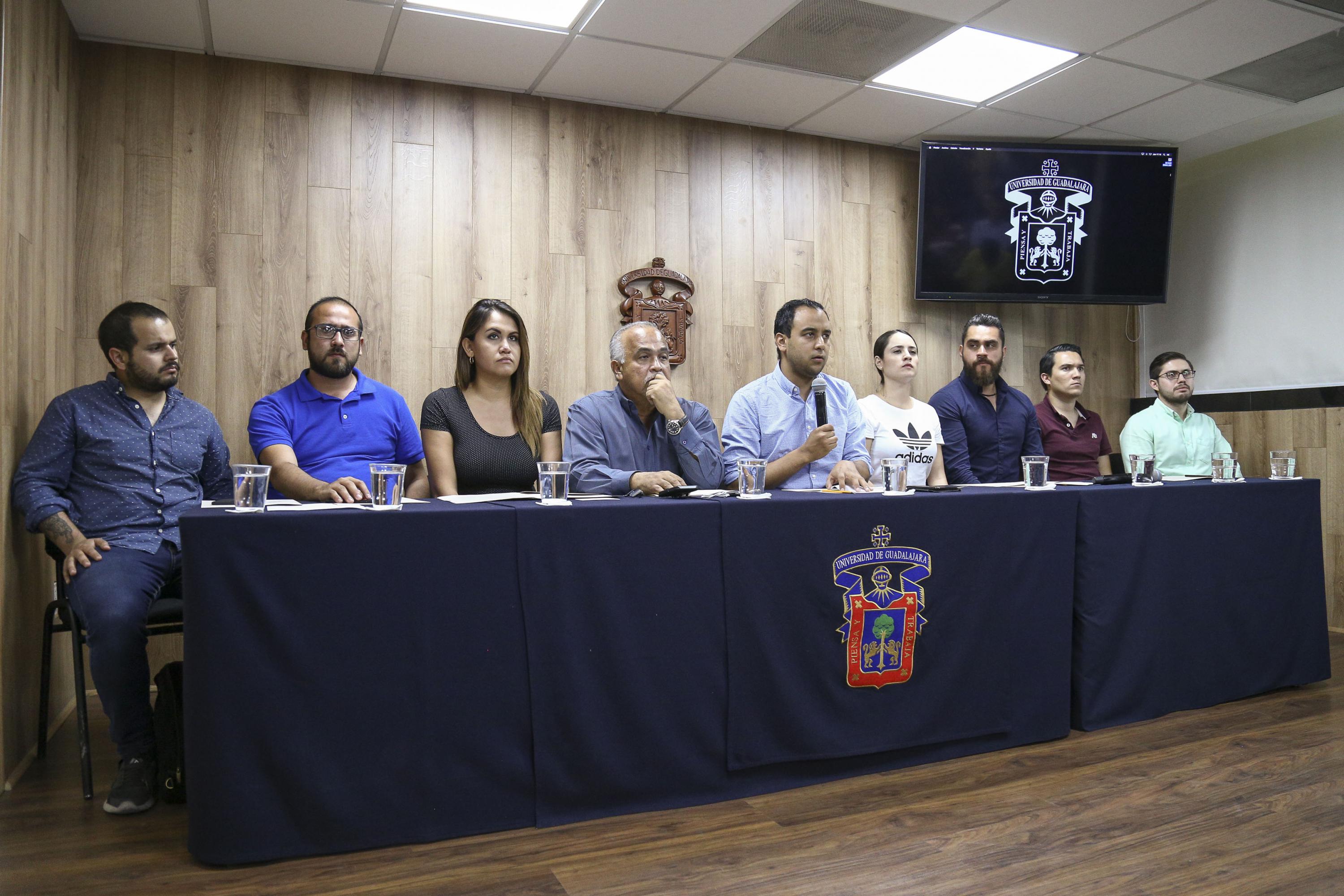 Jesús Medina Varela (al centro), presidente de la Federación de Estudiantes Universitarios (FEU)