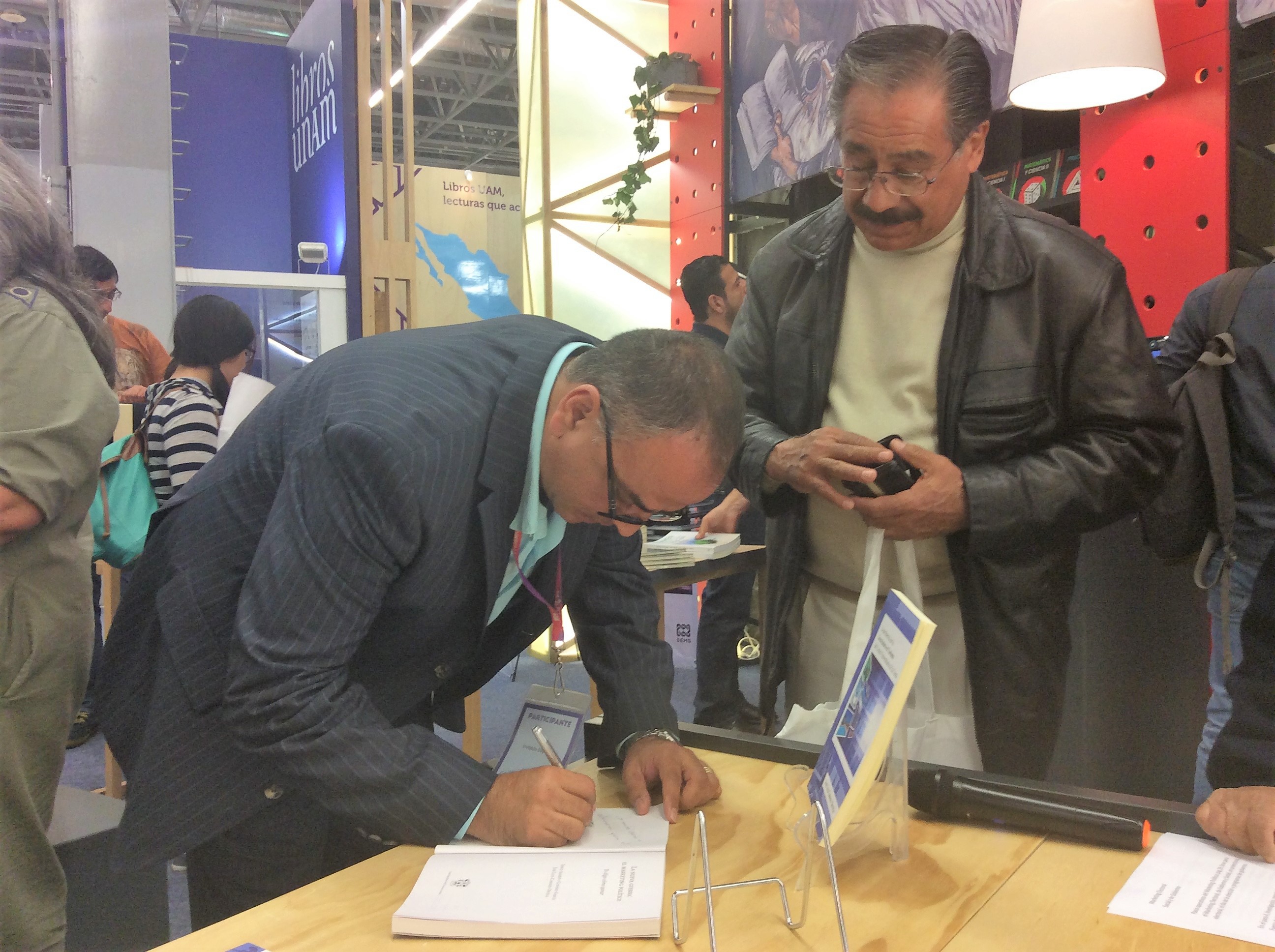 El autor en firma de su obra en la Feria Internacional del Libro de Guadalajara