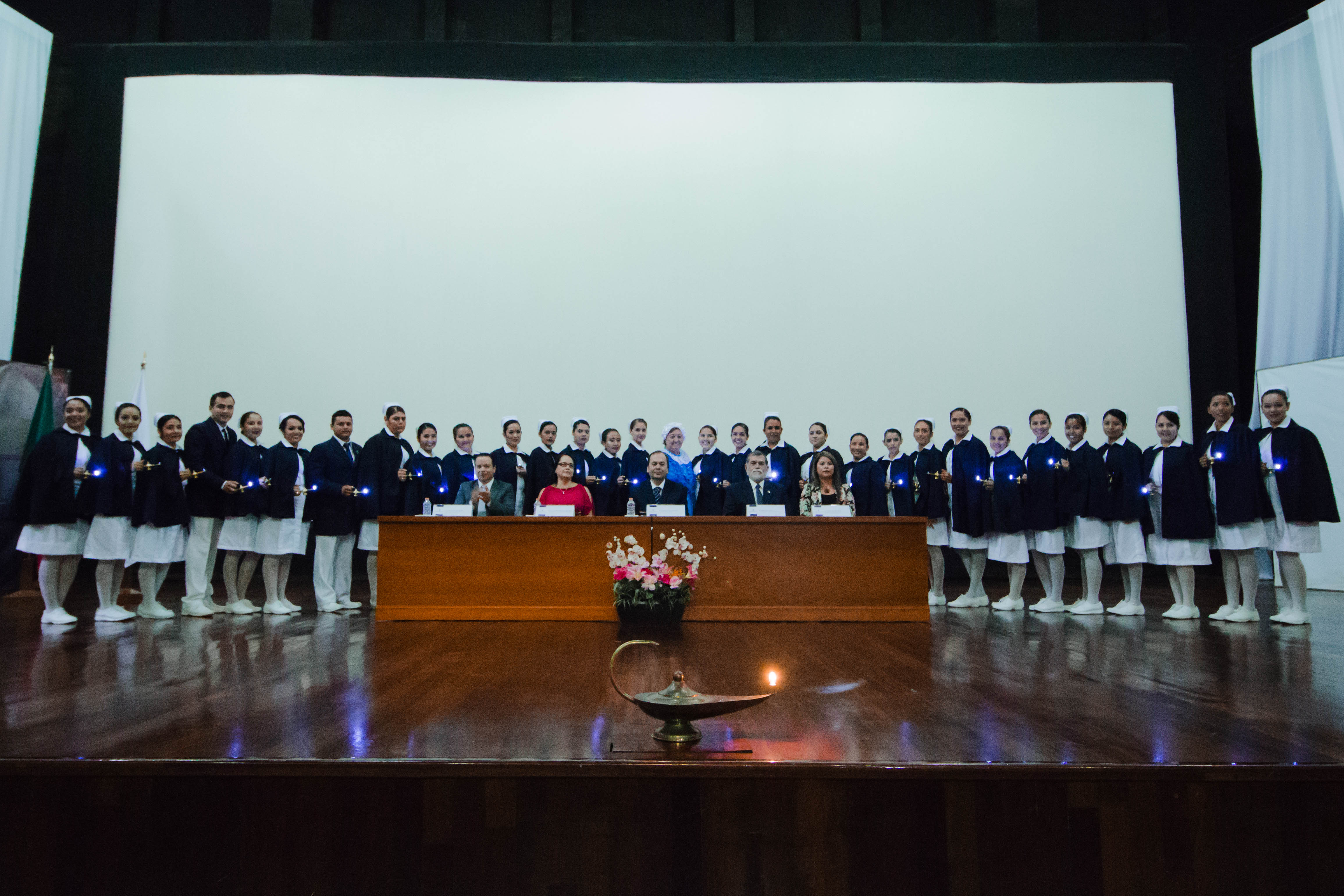 Autoridades universitarias e integrantes de la XV generación de Lic. en Enfermería