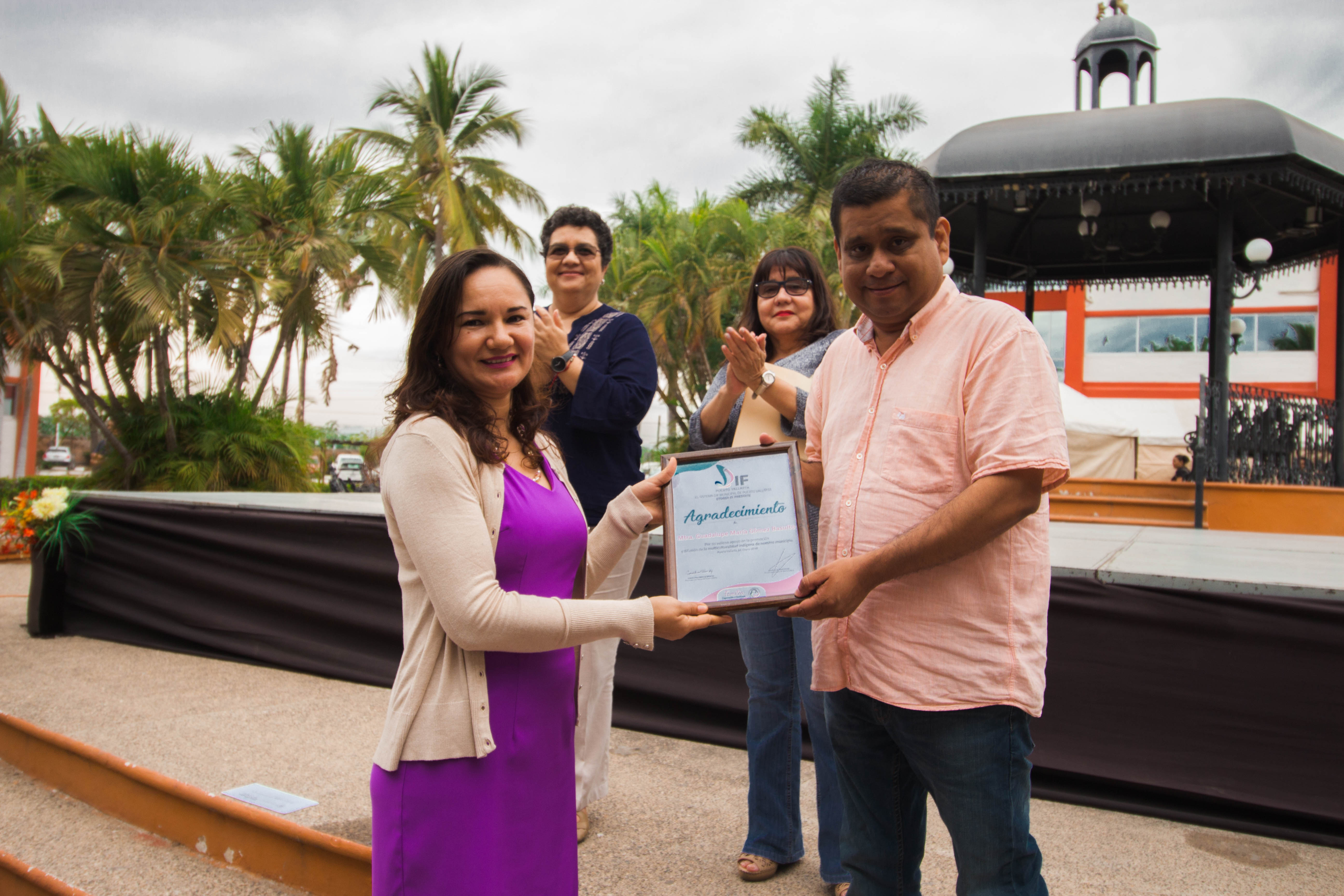 La jefa de la Unidad de Vinculación, Lic. Blanca Palafox, recibe un reconocimiento a nombre del Sistema DIF Municipal