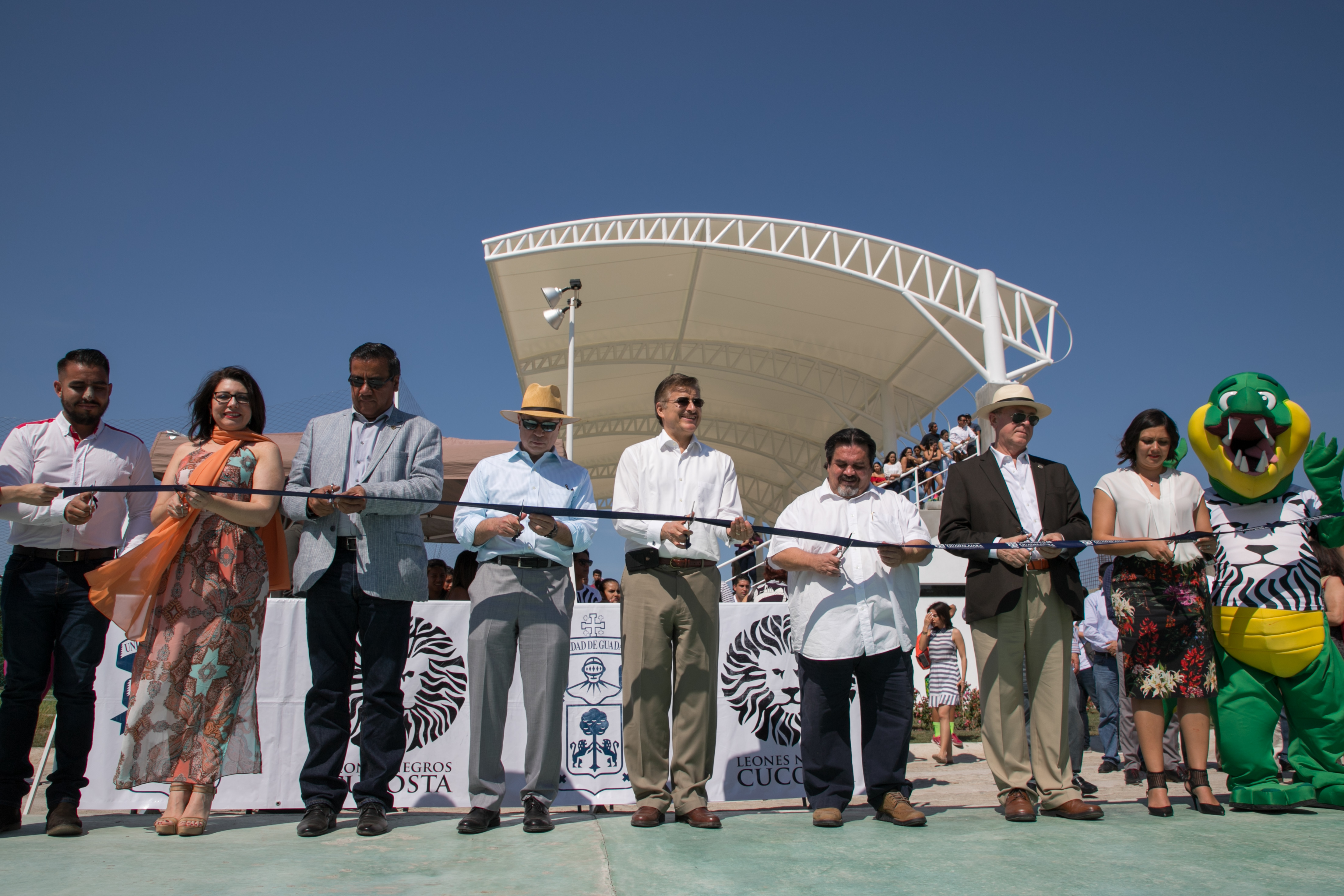 Autoridades universitarias realizaron inauguración de cancha de futbol rápido del CUCosta