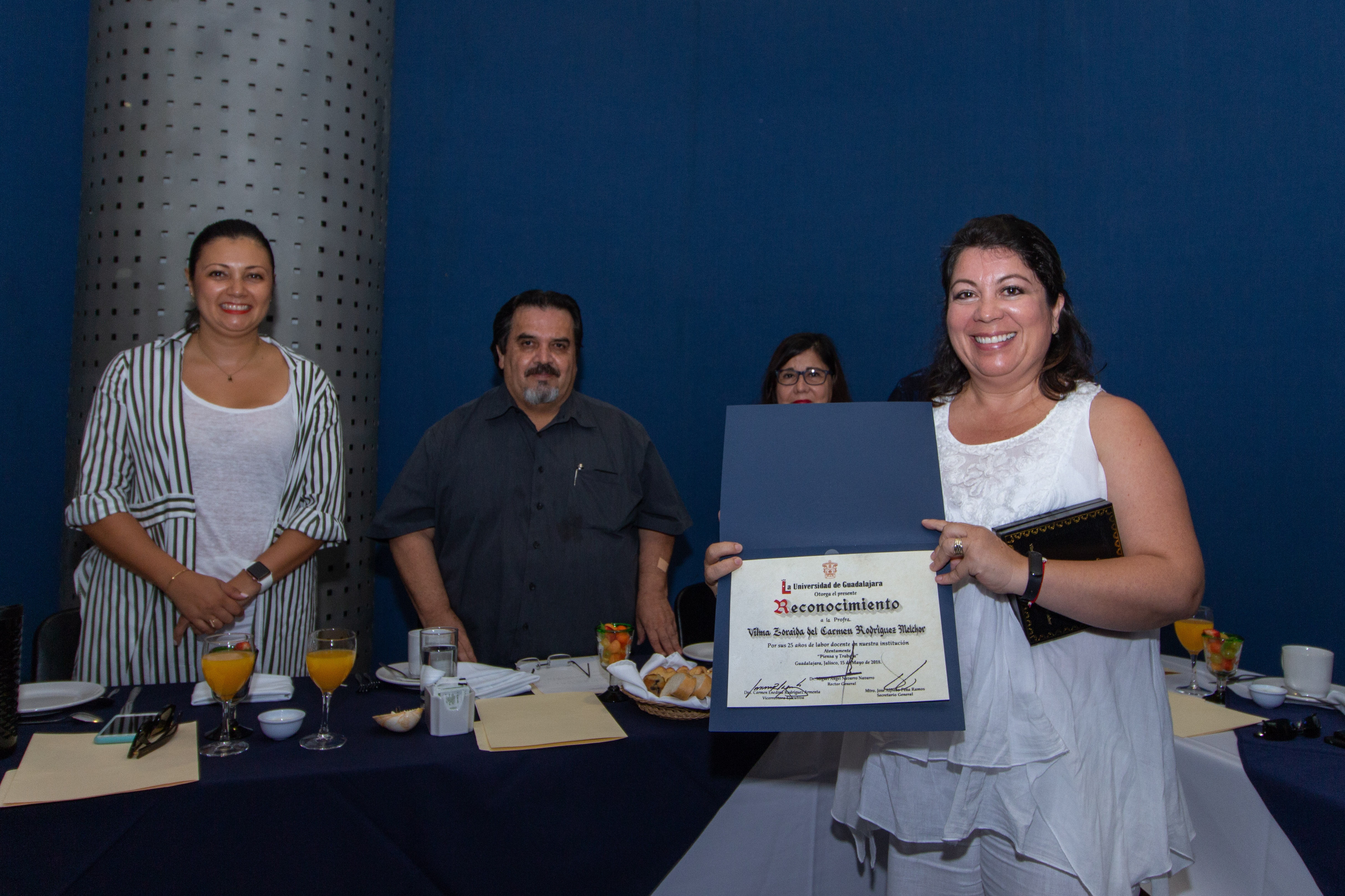 Mtra. Vilma Zoraida del Carmen Rodríguez Melchor, reconocida por 25 años de antigüedad