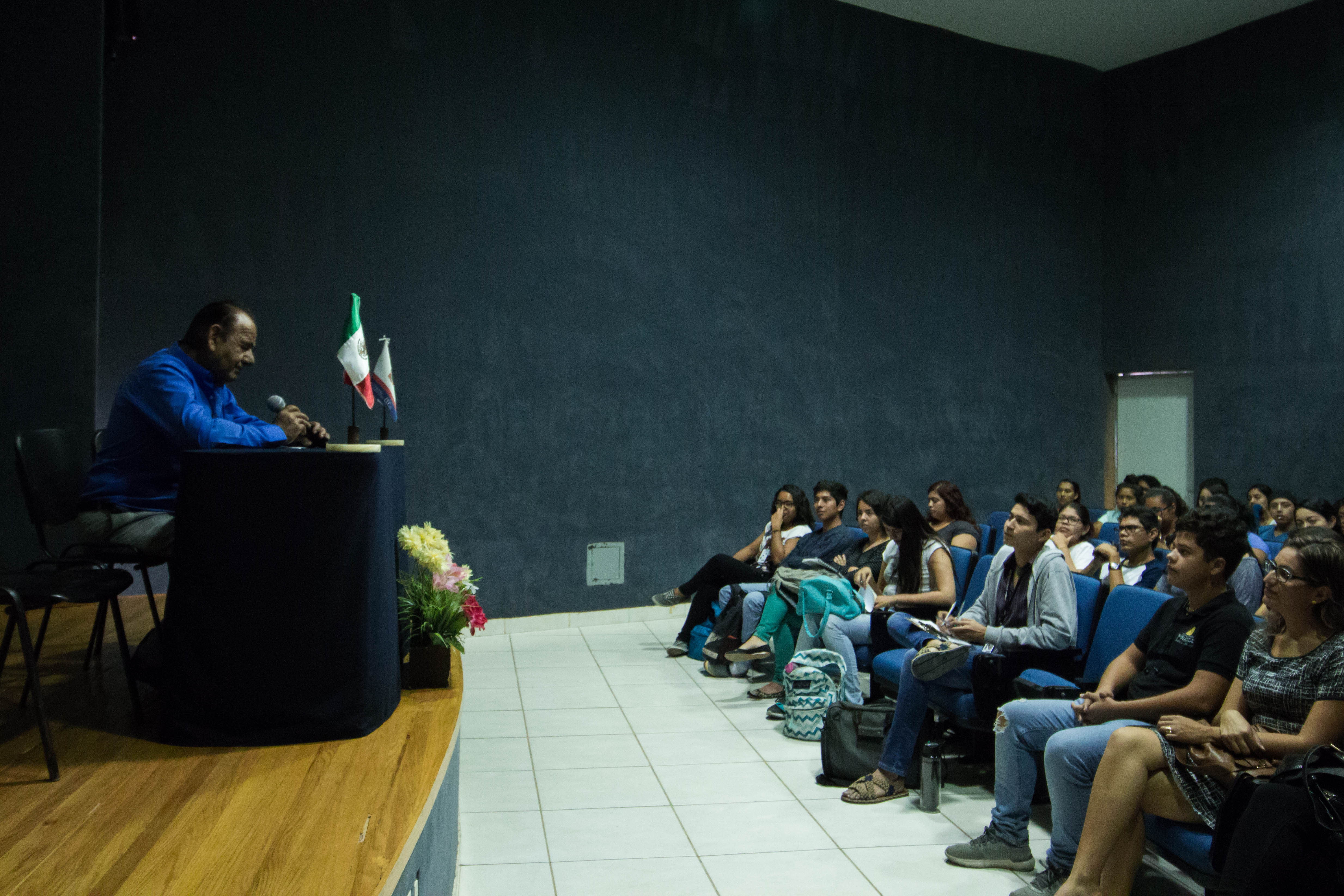 El autor en charla con estudiantes de la Licenciatura enTurismo