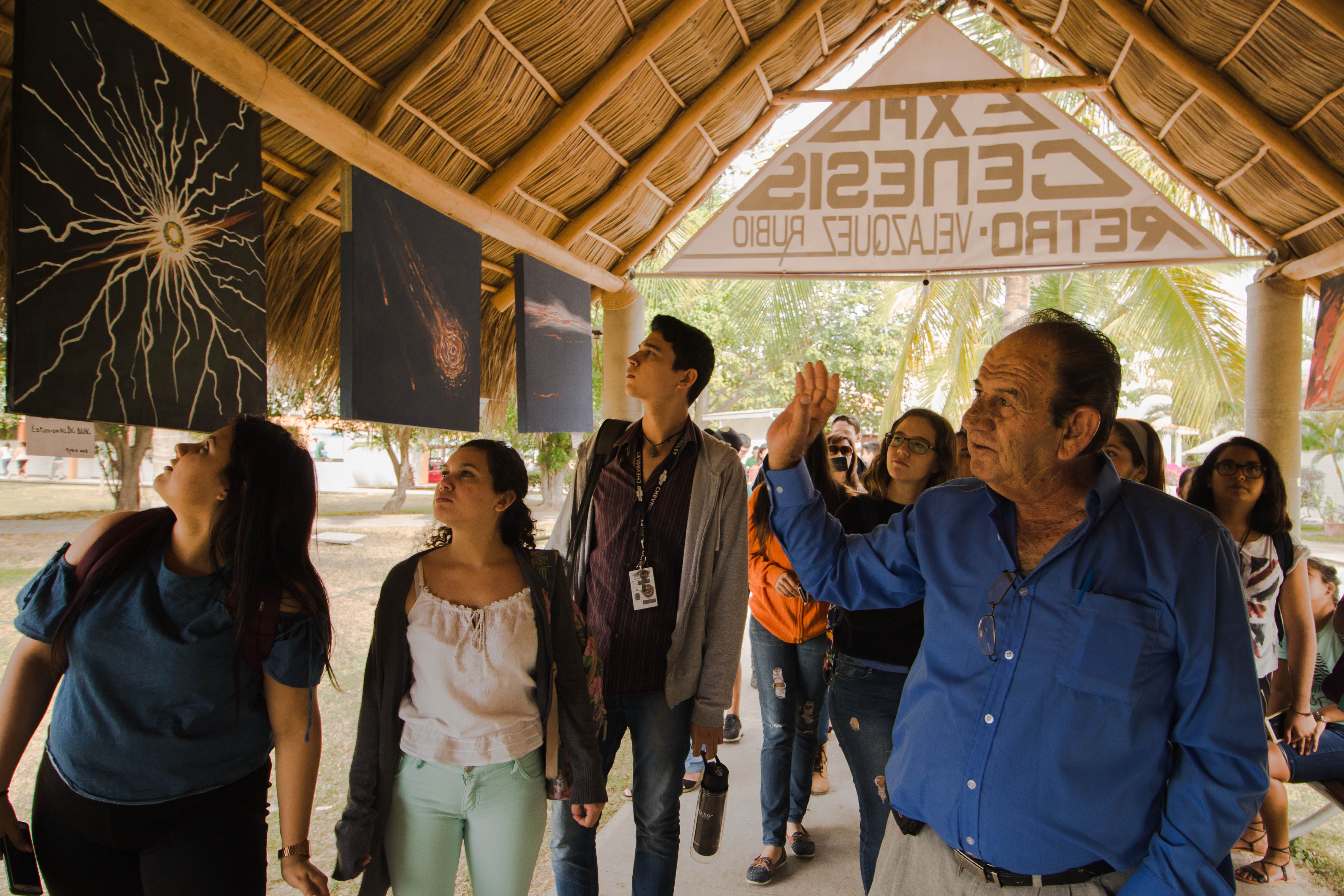 Felipe Velázquez brindó una visita guiada por la exposición a estudiantes del CUCosta