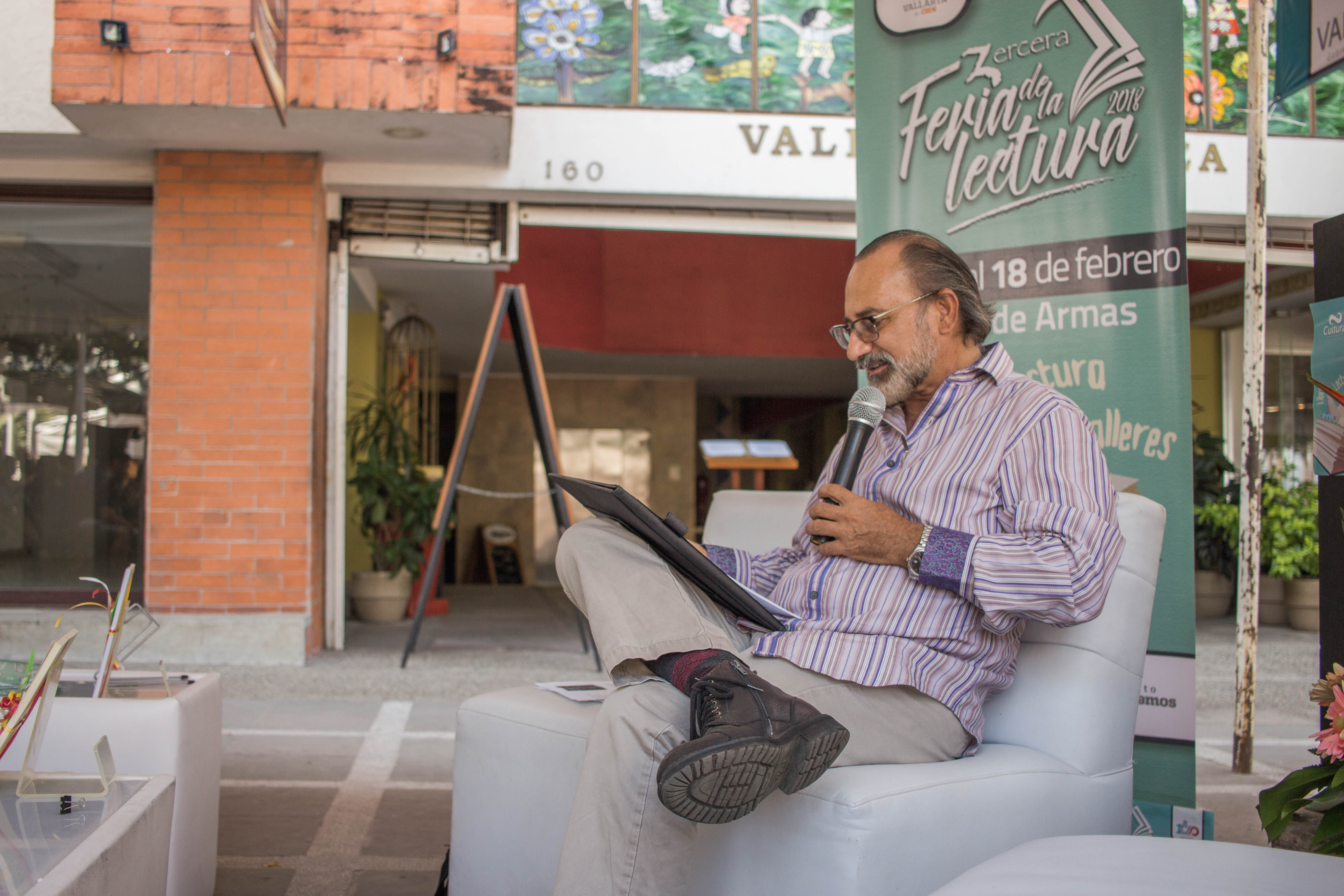 El poemario aborda temáticas como la transición de la juventud a la madurez 