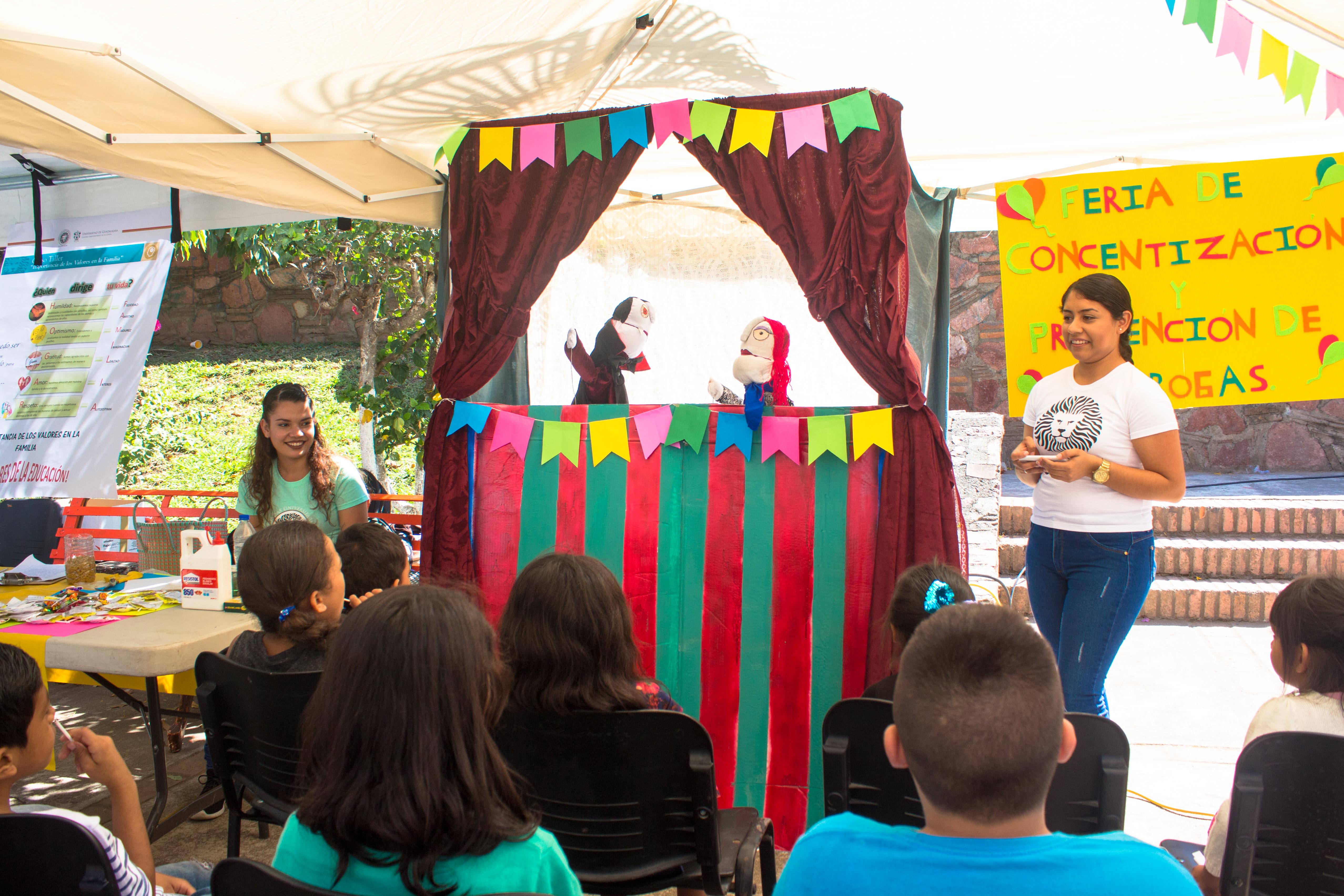 Con teatro guiñol, estudiantes de Psicología enseñan sobre prevención de uso de drogas