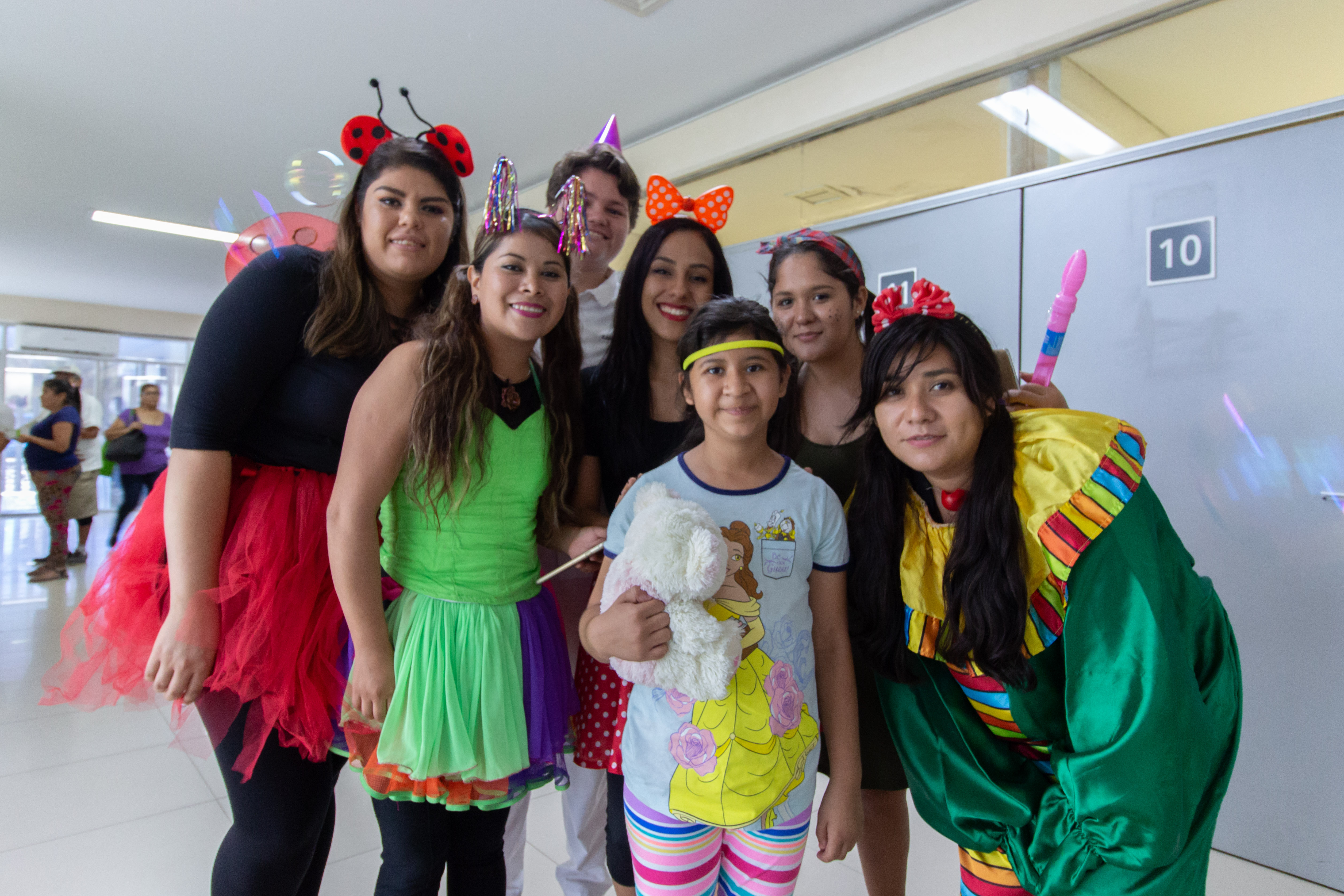 Los niños hospitalizados en la UMF No. 42 del IMSS recibieron con alegría los obsequios