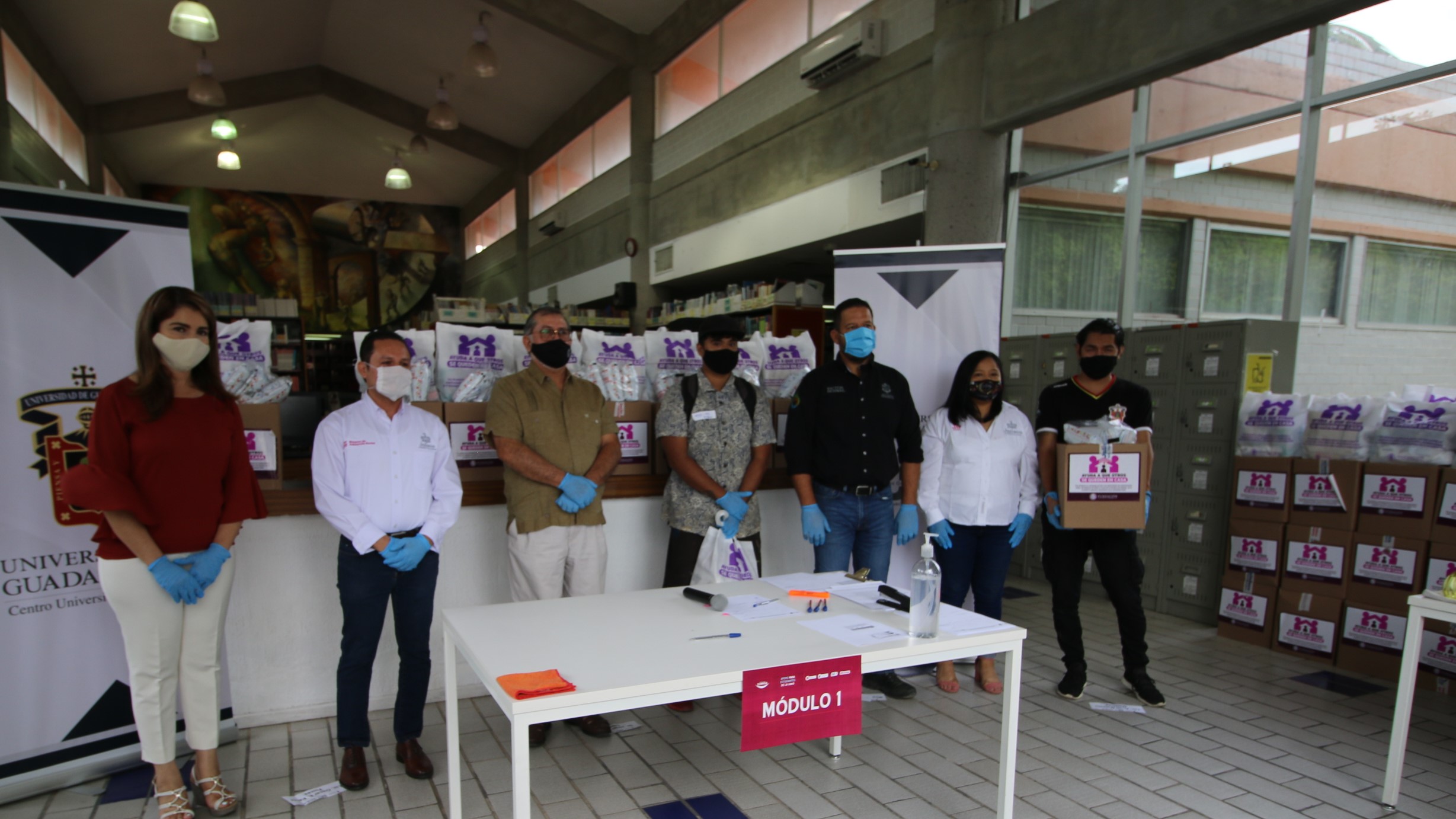 Autoridades universitarias y autoridades del gobierno municipal y estatal, testigos de la entrega de despensas
