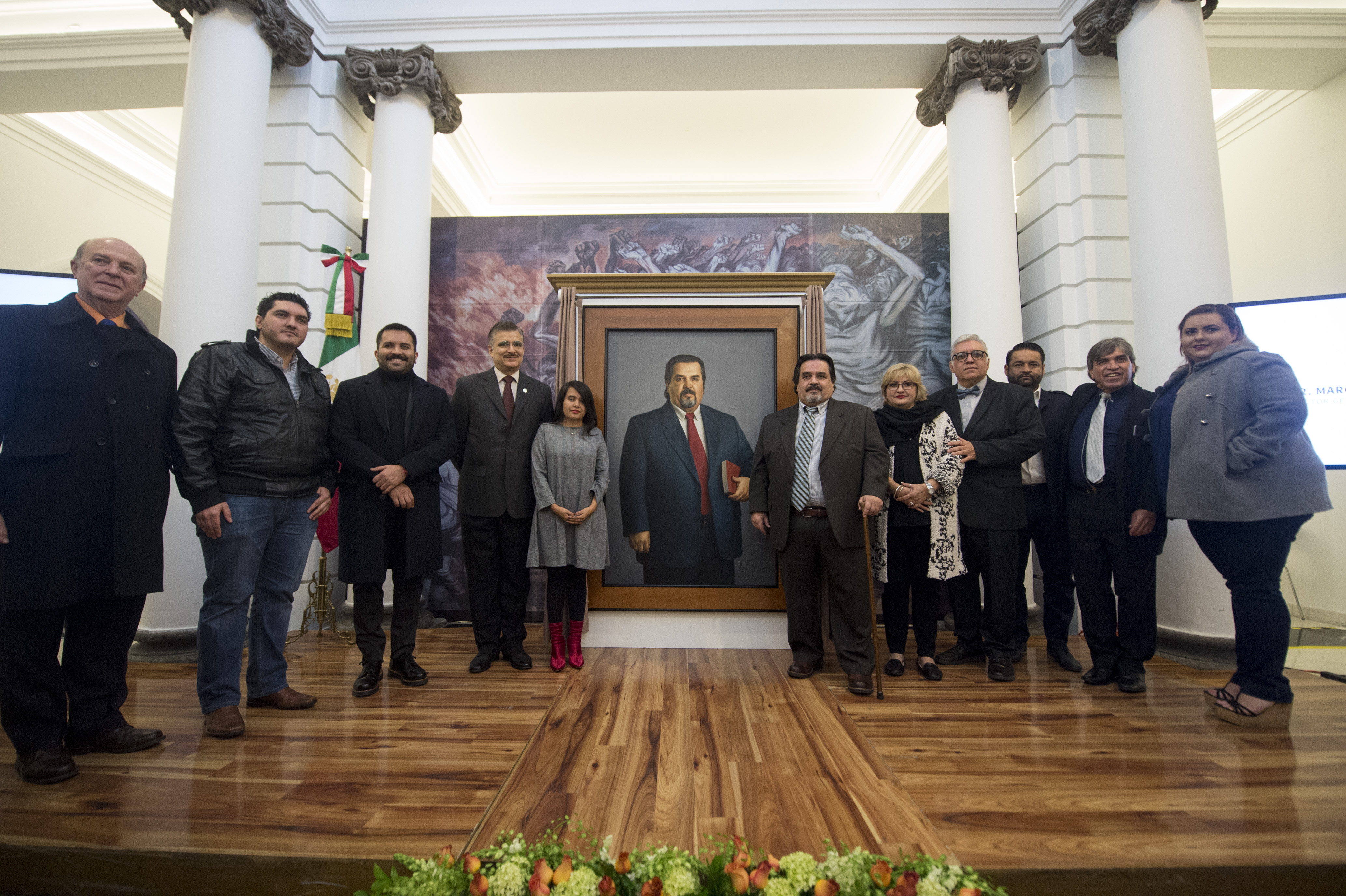 Autoridades universitarias y familiares del Dr. Cortés Guardado asistieron a la ceremonia