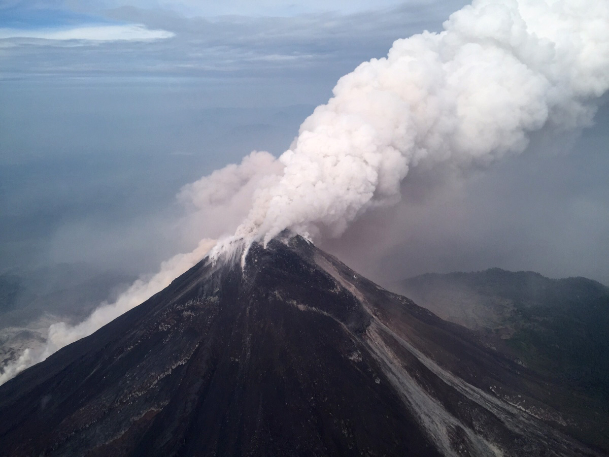El Volcán de Colima presente cierta ciclicidad cada 100 años, tiene actividad fuerte, eso implica emisión de flujos piroclásticos, cenizas y derrames de lava