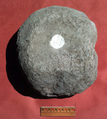 Piedra con un pocito grabado