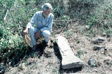 Otto Schöndube B. con la estela de la estructura #3.