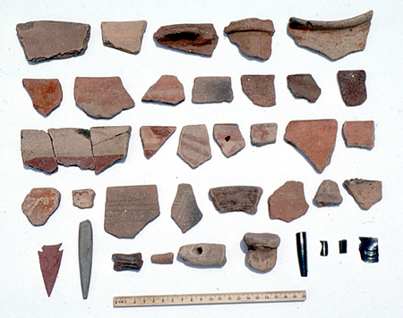 Figura 19-2.  Tiestos #1-#17, Llanitos; #18-#19 Reparito; #20-#25, Amparo; #26-#27 ?.  Otras cosas #28, punta de proyectil de riolita; #29, punzón de pizarra; #30 cola de silbato en forma de un pájaro; #31-#32 fragmentos de silbatos; #33, soporte de vasija; #34-#37, navajas prismáticas de obsidiana.