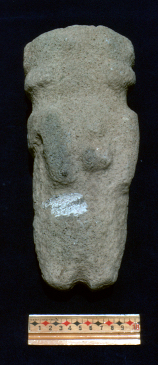 Figura 25-1.  Escultura antropomorfa de piedra, sin cabeza, encontrada en la superficie del sitio.