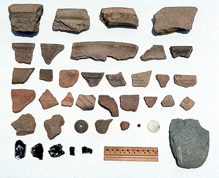 Tiestos #1-#12, probablemente Llanitos; #13-#15 probablemente Aztatlán; #16-#16 Llanitos; #19-#26 Amparo; #27-#28, figurillas Llanitos; #29, malacate; #30-#31 soportes de vasijas; #33 bolita de soporte de tipo sonaja; #34 adorno de piedra; #35 celta o hacha; #36-#37 y #39 lascas no utilizadas de obsidiana; #38 navaja prismática de obsidiana; #40 fragmento de punta de proyectil de obsidiana.