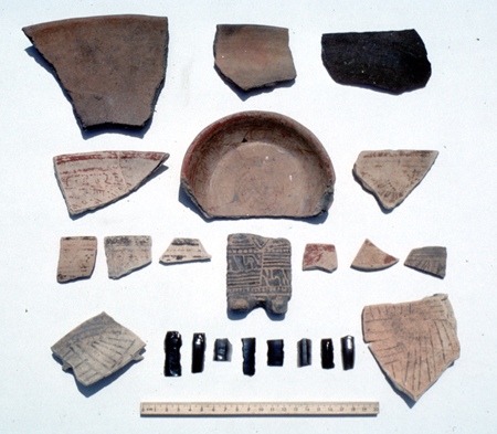 Figura 28-3.  Tiestos #1-#14 y #23, Aztatlán; #15-22, navajas prismáticas de obsidiana.