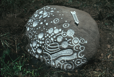 Peña con muchos grabados