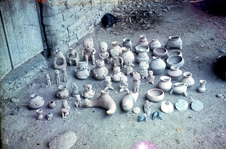 Figura 45-1.  Colección de piezas saqueadas del sitio PV-45.