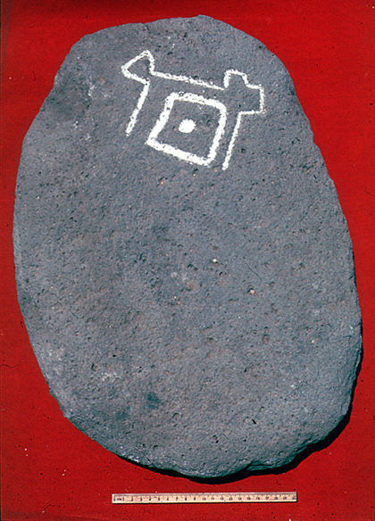 Figura 45-2.  Puerta de tumba de tiro, con un petroglifo.