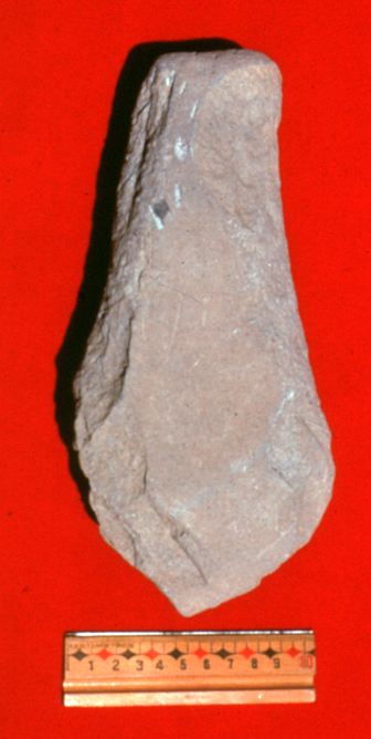 Figura 45-3.  Herramienta de piedra para excavar tumbas.