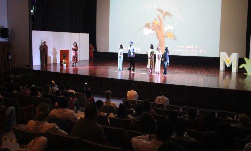 Eliza Capai es reconocida con la “Iguana de Oro” durante la clausura del FICPV 26V