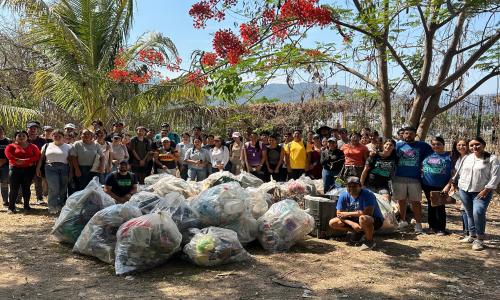 Estudiantes del CUCosta participan en jornada de limpieza en el río Pitillal