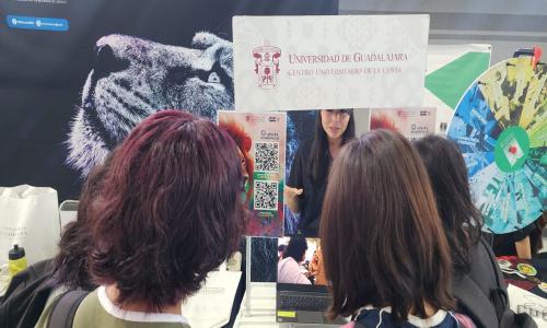 CUCosta presenta su oferta académica ante mil 100 estudiantes en Expo Profesiones 2026-B