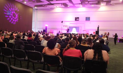 Comunidad universitaria del CUCosta se suma a Fashion Pink Care en apoyo a sobrevivientes de cáncer de mama