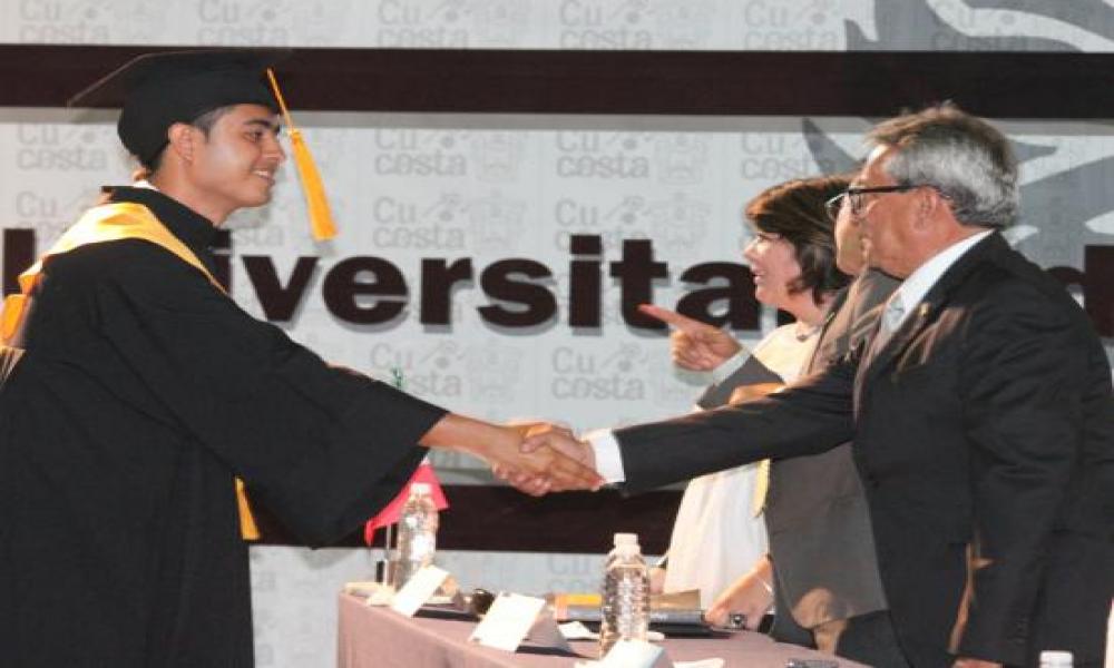 Egresa del CUCosta Licenciatura en Administración “Dr. Armando Soltero Macías”