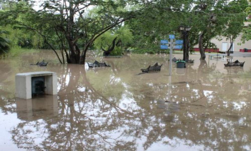 Contingencia en el CUCosta por continúas lluvias e Inundación