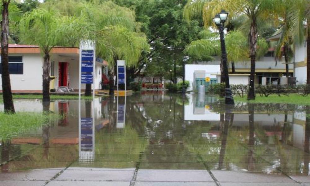 Contingencia en el CUCosta por continúas lluvias e Inundación