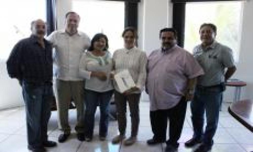 Reconocimiento a Dra. Chávez por iniciativa de clases en inglés