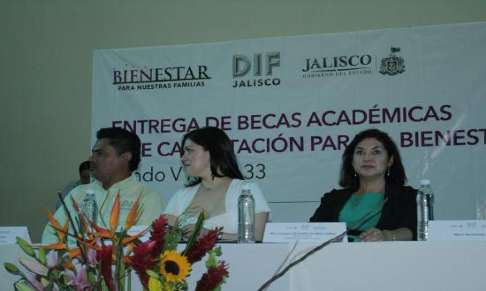 En el CUCosta entrega DIF Jalisco becas académicas y de capacitación a menores de la región Costa Norte