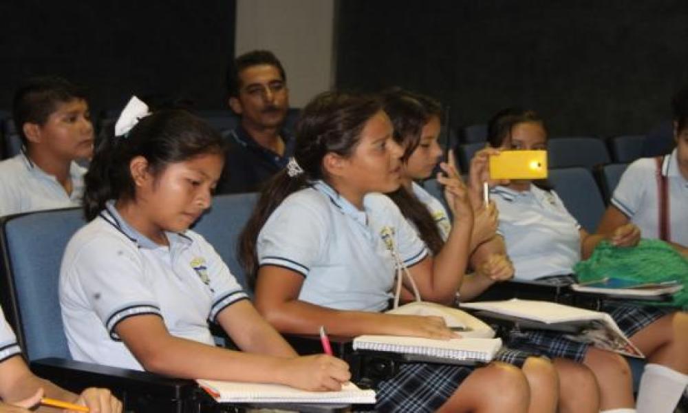 Se imparte taller de astronomía para niños en el CUCosta