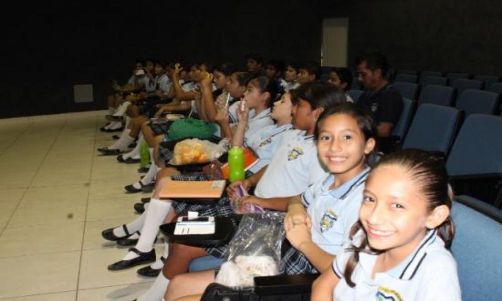 Se imparte taller de astronomía para niños en el CUCosta