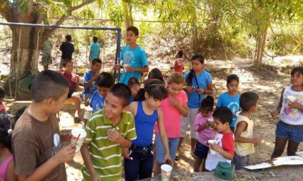 Estudiantes de Enfermería del CUCosta realizan atención médica a habitantes de la comunidad de Chimo