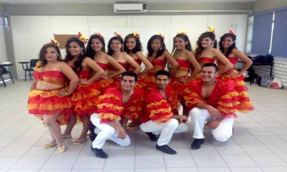 Exhibición de baile por parte de alumnos de la Carrera en Enfermería del CUCosta