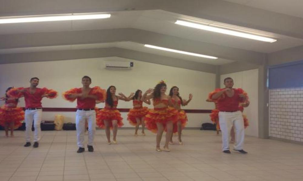 Exhibición de baile por parte de alumnos de la Carrera en Enfermería del CUCosta
