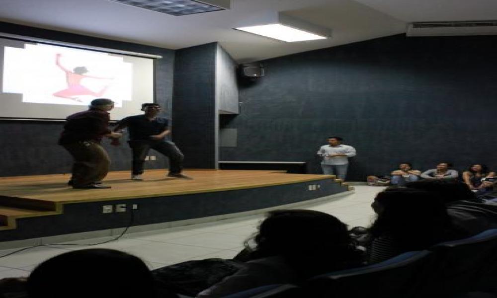 David Eisenberg, fotógrafo internacionalmente reconocido, visitó el Centro Universitario de la Costa, donde impartió una conferencia motivacional sobre la profesión y el éxito. El jueves 10 de abril de 2014 a las 11:00 horas en el Mini Auditorio 1 del CUCosta se realizó la muy dinámica conferencia. Organizada por la Mtra. Paola Cortés Almanzat, Coordinadora de la Carrera de Licenciatura en Artes Visuales, se convocó a todos los estudiantes del CUCosta; la mayoría de los asistentes fueron estudiantes de la L